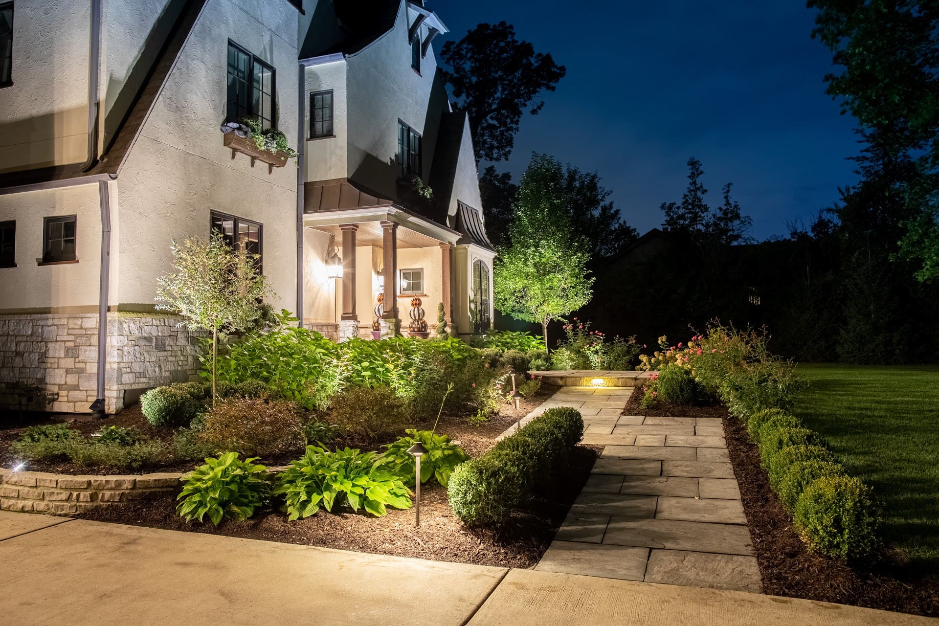 4 Landscaping Lighting Trends for 2023 - American Gardens LLC